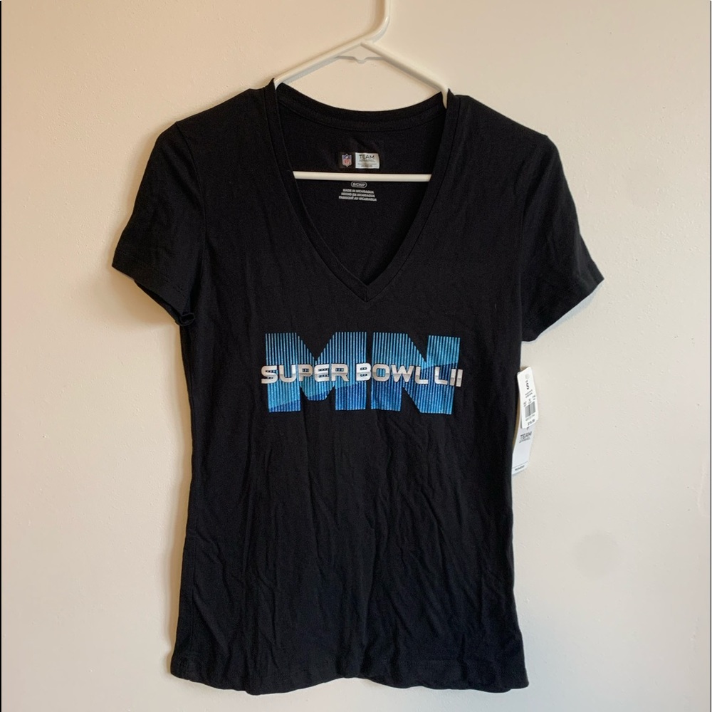 Black and white super bowl 52 t-shirt!